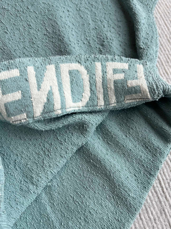 Maglione girocollo con maniche a mantella e orlo asimmetrico Fendi 25 in viscosa blu ghiaccio