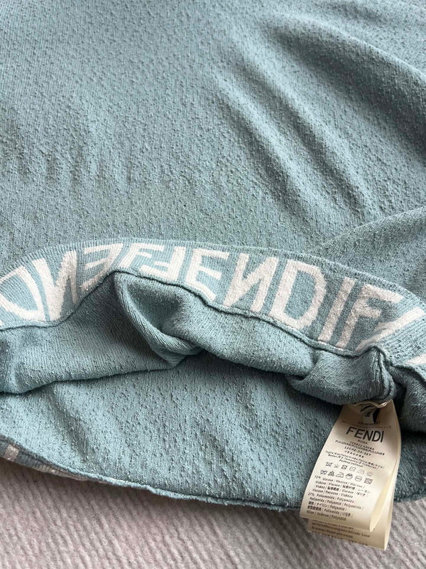 Maglione girocollo con maniche a mantella e orlo asimmetrico Fendi 25 in viscosa blu ghiaccio