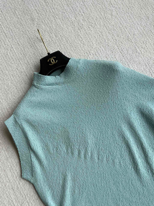 Maglione girocollo con maniche a mantella e orlo asimmetrico Fendi 25 in viscosa blu ghiaccio
