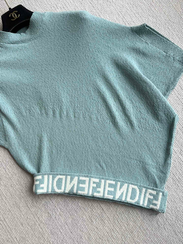 Maglione girocollo con maniche a mantella e orlo asimmetrico Fendi 25 in viscosa blu ghiaccio