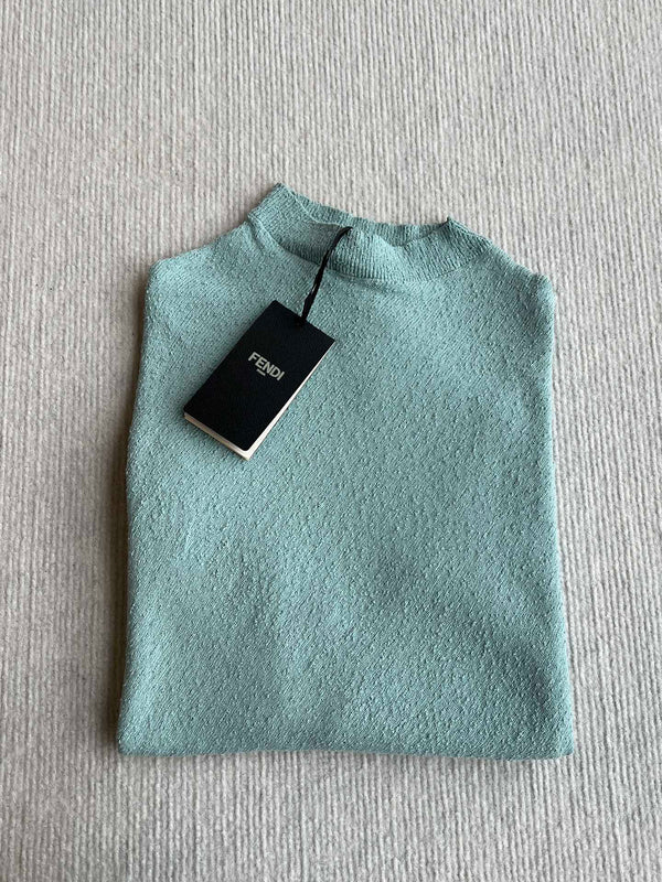 Maglione girocollo con maniche a mantella e orlo asimmetrico Fendi 25 in viscosa blu ghiaccio