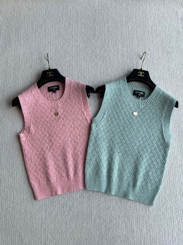 CC 25A Round Neck Sleeveless Vest In Pink Wool 269549
