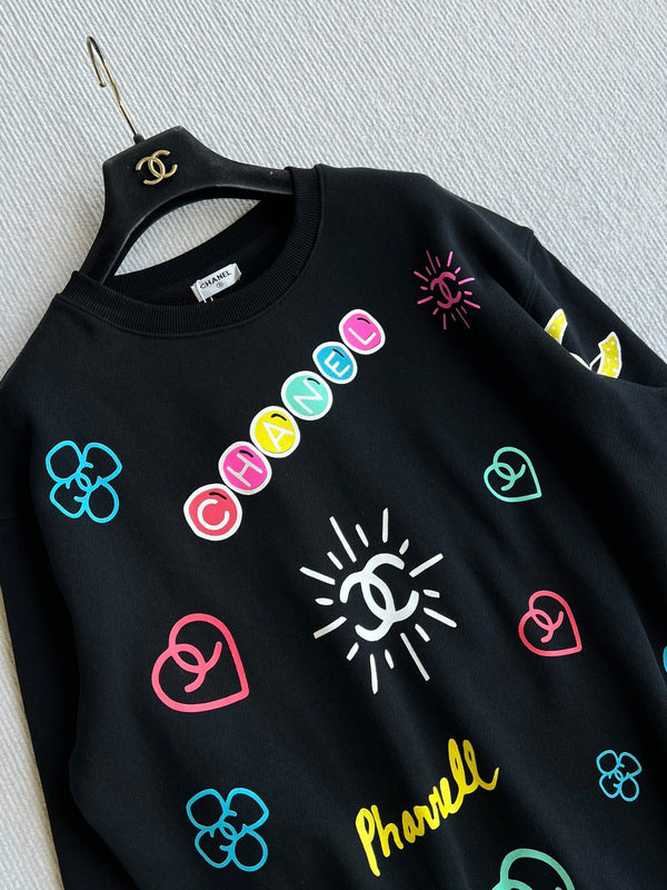 Chanel 25 Sweatshirt ras du cou graffiti en coton noir 312091