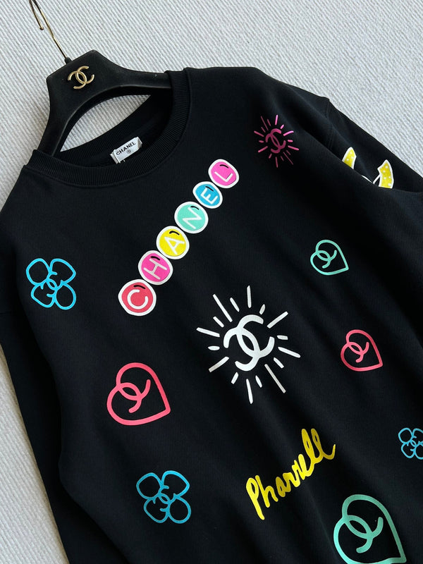 Chanel 25 Sweatshirt ras du cou graffiti en coton noir 312091