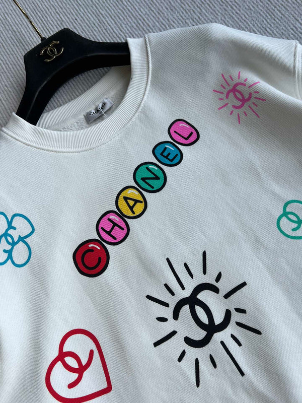 Chanel 25 Sweat-shirt ras-du-cou Graffiti en coton blanc 312092