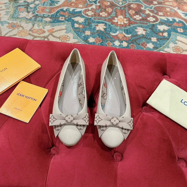 Ballerina piatta LV Popi Cosmic Latte in pelle di vacchetta
