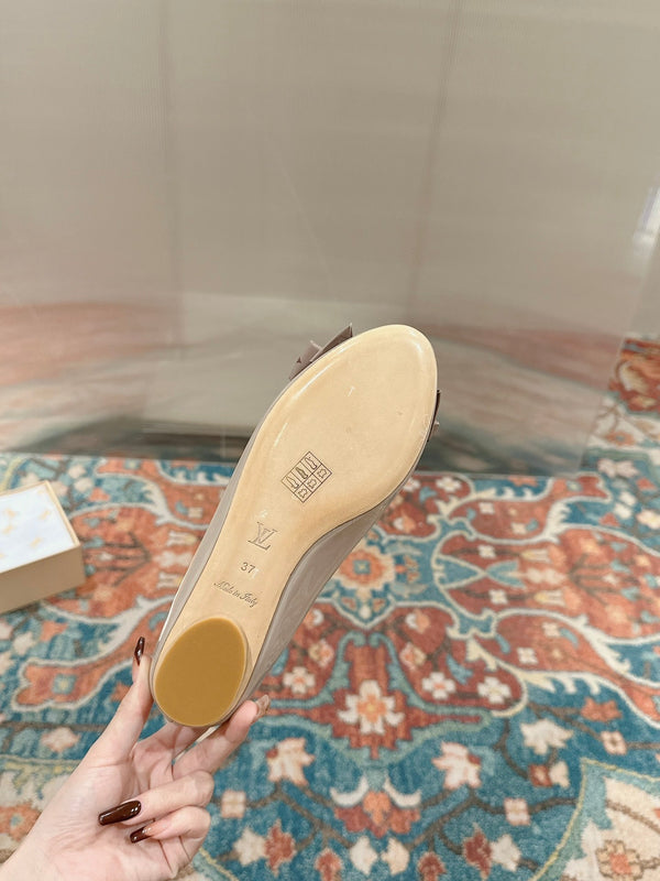 Ballerina piatta LV Popi Cosmic Latte in pelle di vacchetta