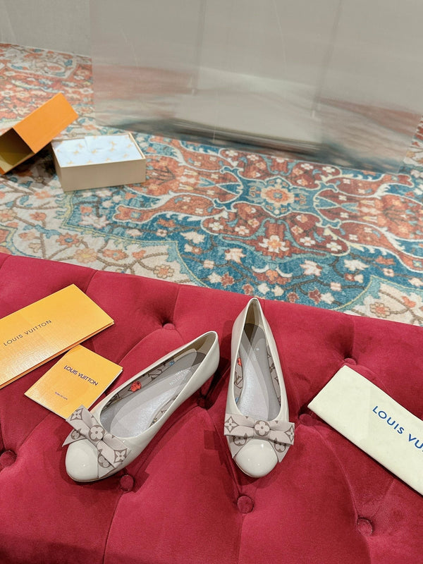 Ballerina piatta LV Popi Cosmic Latte in pelle di vacchetta