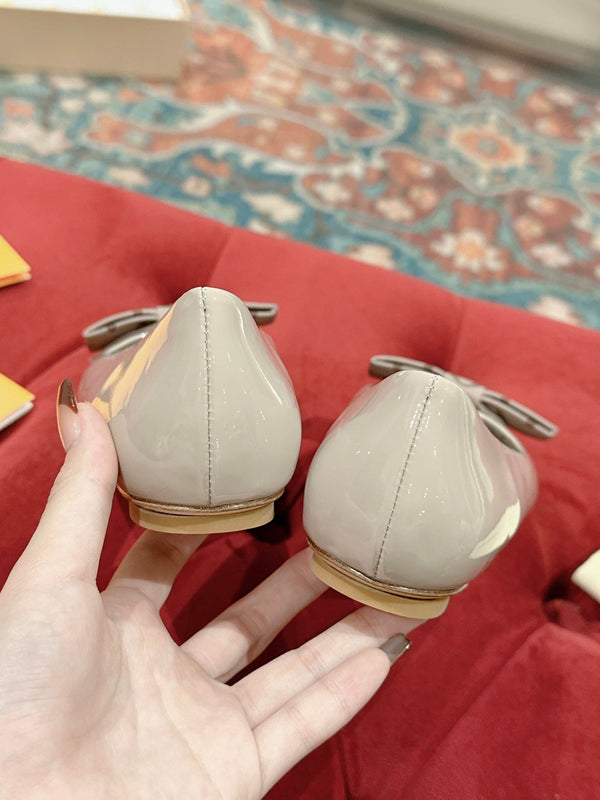 Ballerina piatta LV Popi Cosmic Latte in pelle di vacchetta
