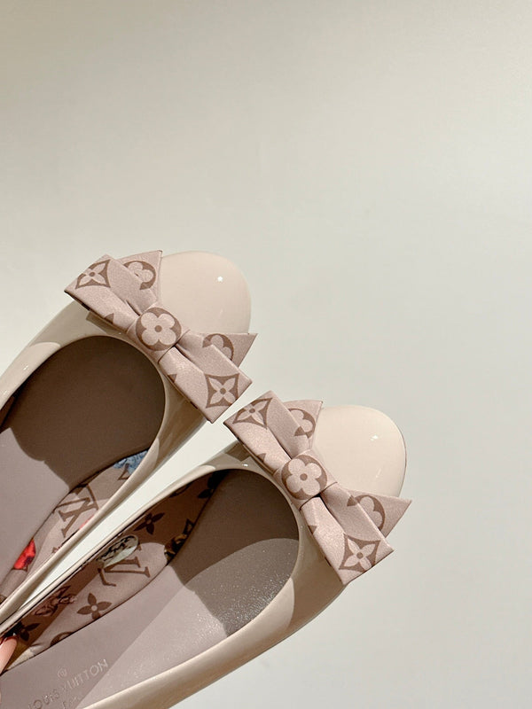 Ballerina piatta LV Popi Cosmic Latte in pelle di vacchetta