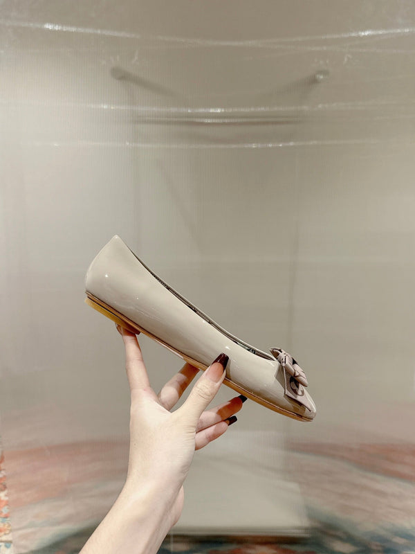 Ballerina piatta LV Popi Cosmic Latte in pelle di vacchetta