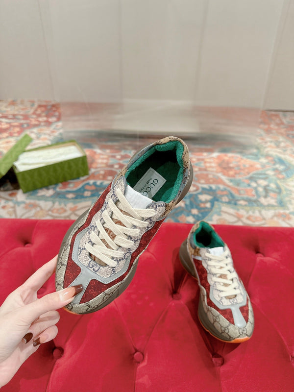 GG RHYTON TRAINER GRIGIO CHIARO E PELLE DI VITELLO SCARLATTO