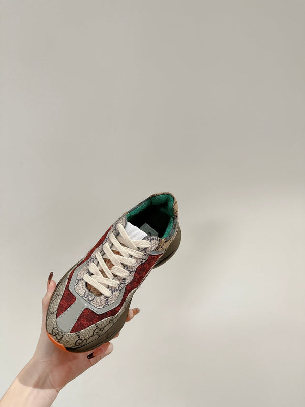 GG RHYTON TRAINER GRIGIO CHIARO E PELLE DI VITELLO SCARLATTO