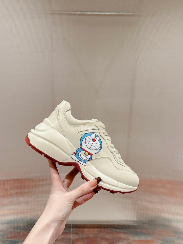 GG RHYTON TRAINER IN PELLE DI VITELLO BIANCA CON MOTIVO DOREMON