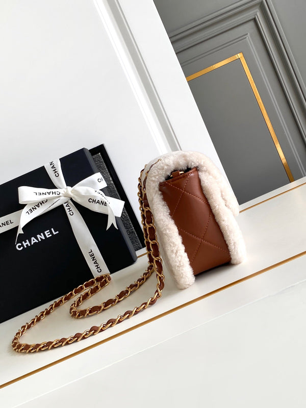 Borsa a patta Mini 18 cm in pelle di agnello Sherling bianca e marrone, finiture dorate 