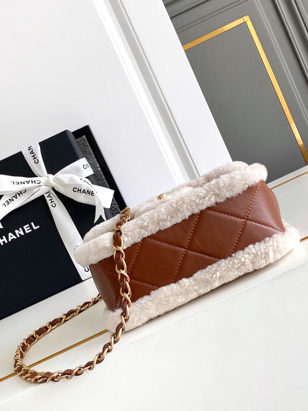 Borsa a patta Mini 18 cm in pelle di agnello Sherling bianca e marrone, finiture dorate 