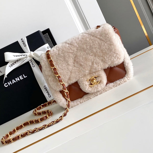 Borsa a patta Mini 18 cm in pelle di agnello Sherling bianca e marrone, finiture dorate 