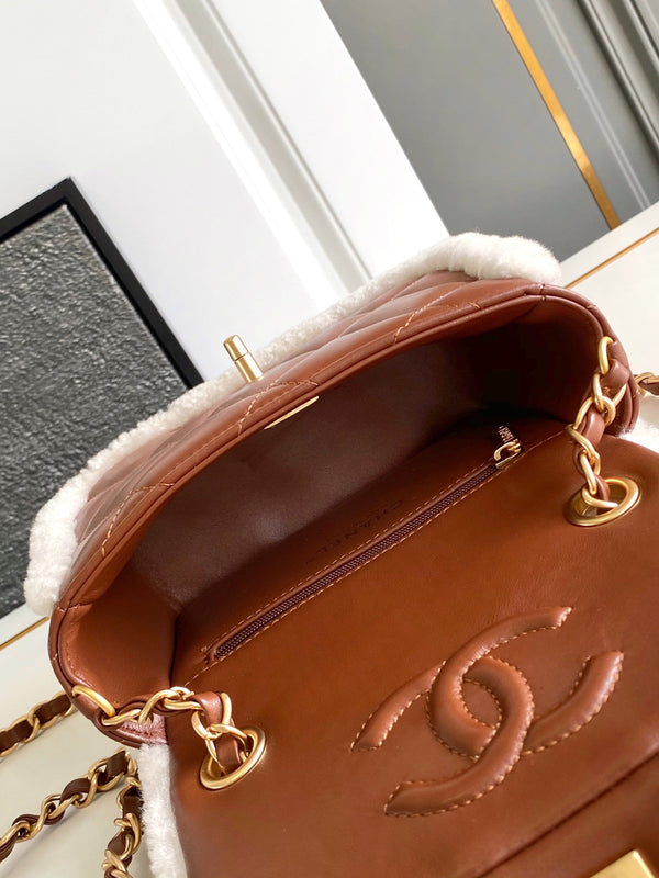 Borsa a patta Mini 18 cm in pelle di agnello Sherling bianca e marrone, finiture dorate 