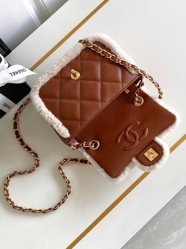 Borsa a patta Mini 18 cm in pelle di agnello Sherling bianca e marrone, finiture dorate 