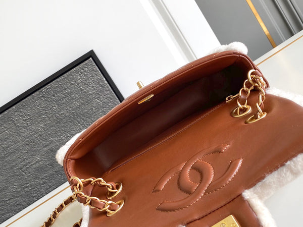 Borsa a patta Mini 18 cm in pelle di agnello Sherling bianca e marrone, finiture dorate 