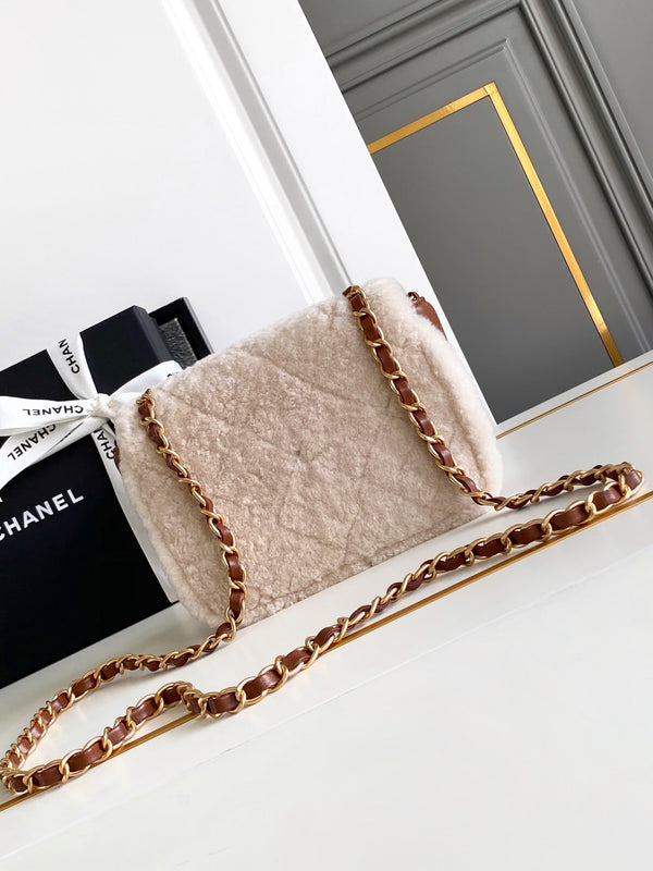 Borsa a patta Mini 18 cm in pelle di agnello Sherling bianca e marrone, finiture dorate 