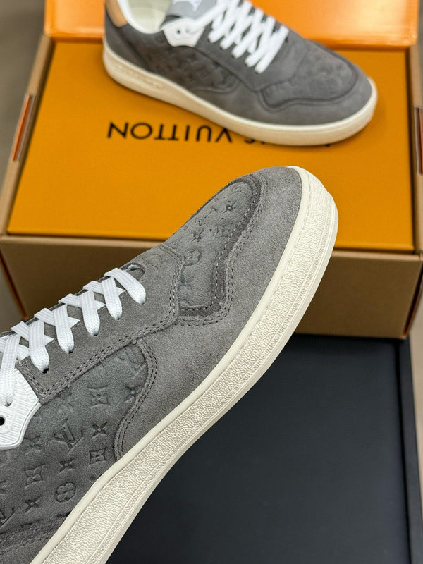 SNEAKER STADIUM IN CAMOSCIO CON MONOGRAMMA IN RILIEVO GRIGIO TORTORA