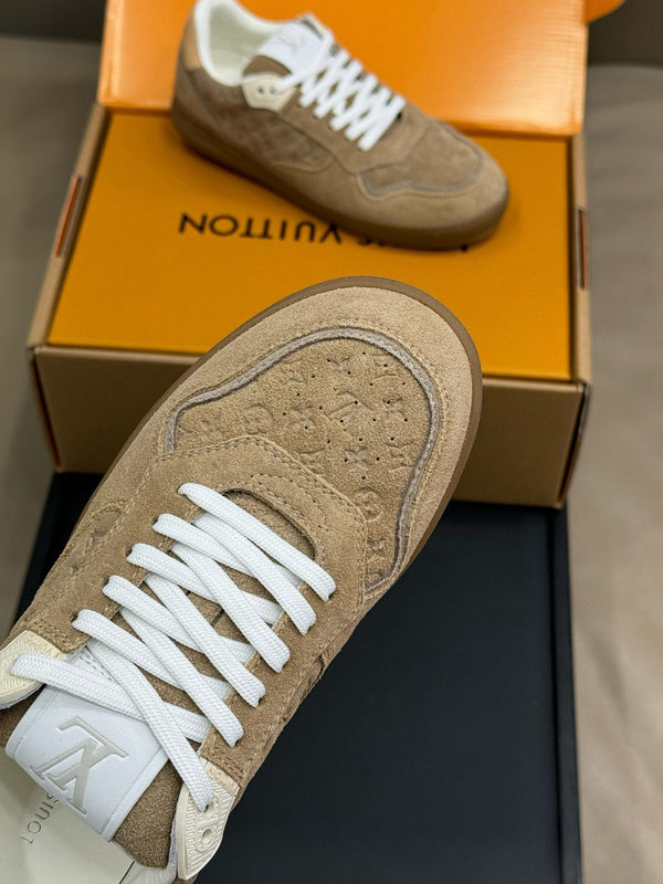 SNEAKER STADIUM IN CAMOSCIO CON MONOGRAMMA IN RILIEVO MARRONE CACHI
