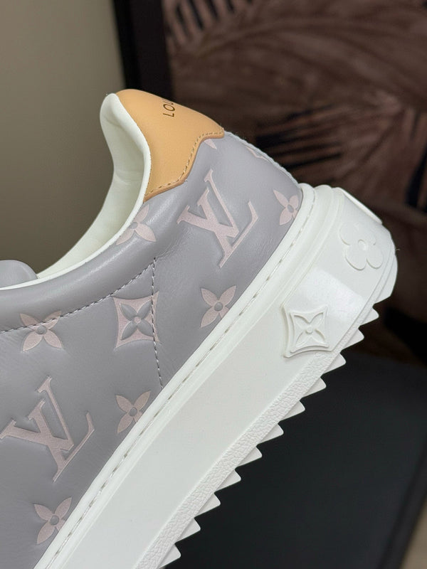 SNEAKER TIME OUT IN PELLE DI VITELLO GRIGIO FRESCO CON MONOGRAMMA IN RILIEVO