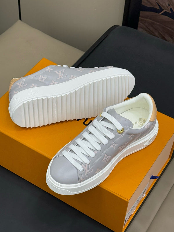 SNEAKER TIME OUT IN PELLE DI VITELLO GRIGIO FRESCO CON MONOGRAMMA IN RILIEVO