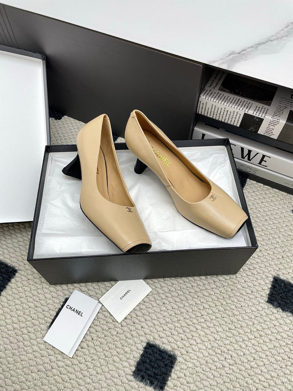 Décolleté CC con punta quadrata 65 mm in pelle di pecora beige 427014