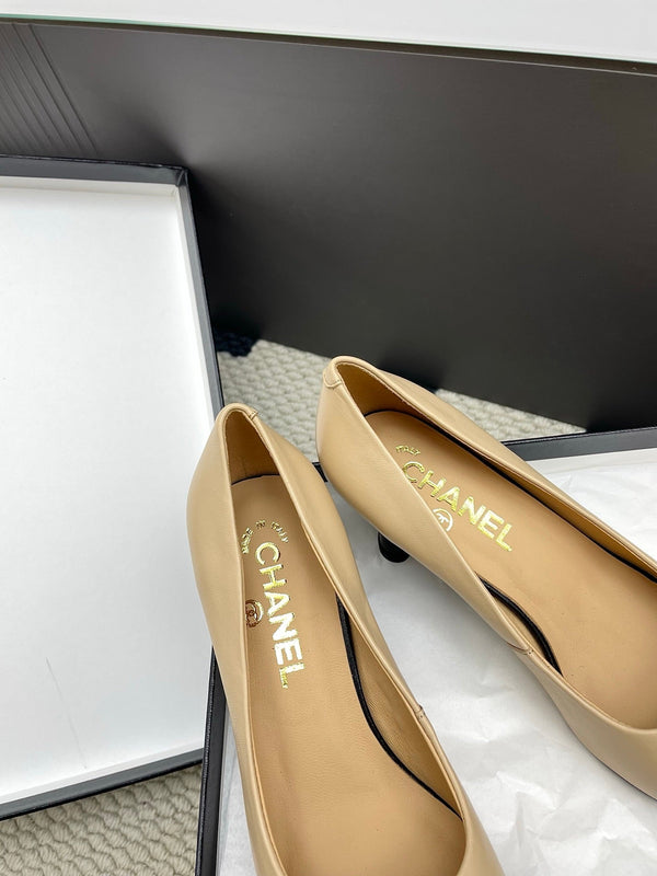 Décolleté CC con punta quadrata 65 mm in pelle di pecora beige 427014