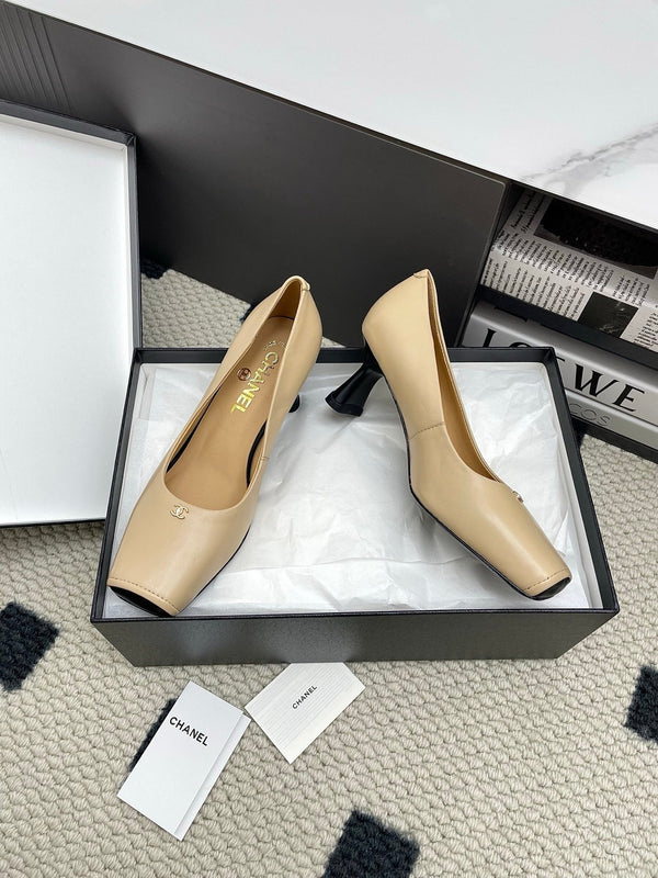 Décolleté CC con punta quadrata 65 mm in pelle di pecora beige 427014