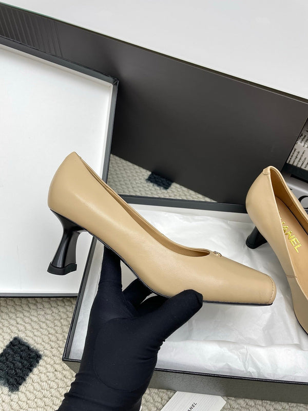 Décolleté CC con punta quadrata 65 mm in pelle di pecora beige 427014