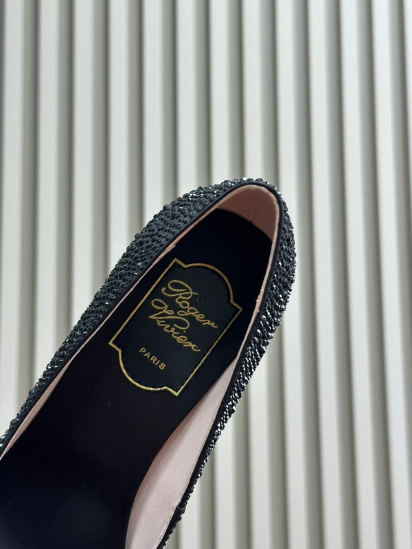 Décolleté con fibbia in strass a forma di fiore 85 in pelle nera con cristalli