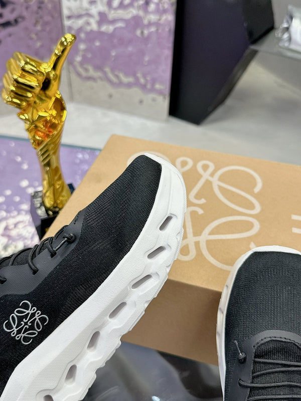 Sneaker Loewe x On Cloudtilt in pelle di vitello nera e bianca