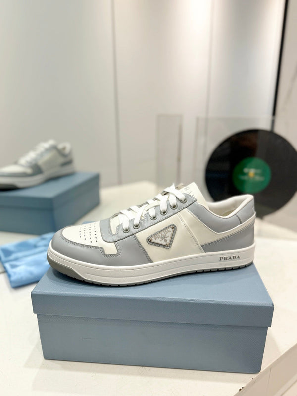 SNEAKERS PRA DOWNTOWN PERFORATE IN PELLE DI VITELLO BIANCA E GRIGIA