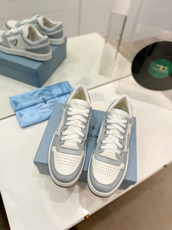 SNEAKERS PRA DOWNTOWN PERFORATE IN PELLE DI VITELLO BIANCA E GRIGIA