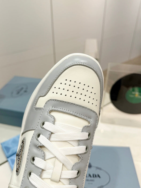 SNEAKERS PRA DOWNTOWN PERFORATE IN PELLE DI VITELLO BIANCA E GRIGIA