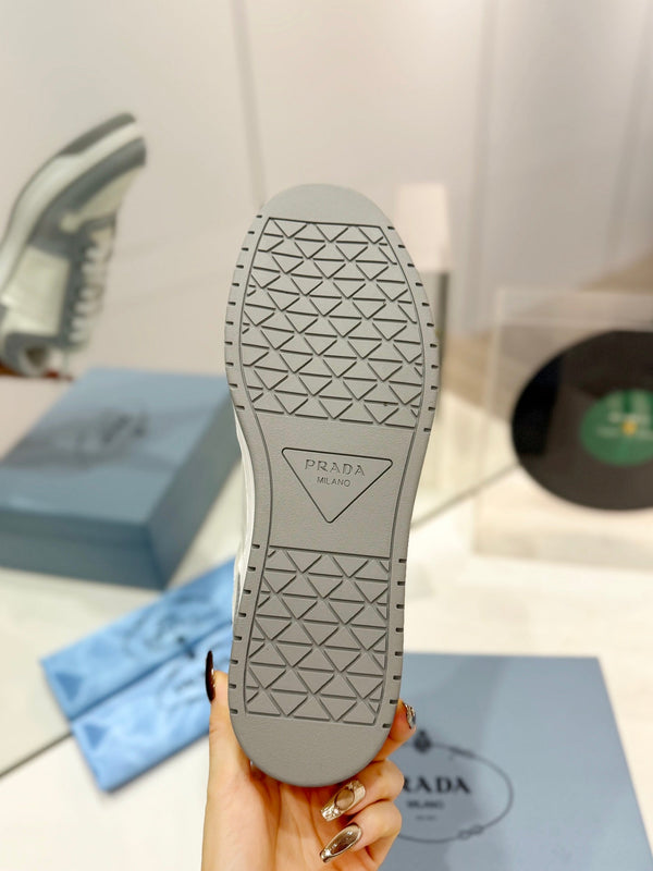 SNEAKERS PRA DOWNTOWN PERFORATE IN PELLE DI VITELLO BIANCA E GRIGIA