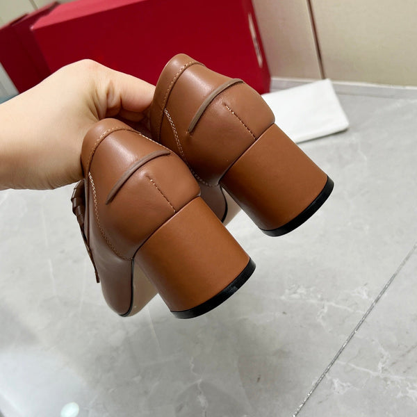 Mocassino con tacco VT 25 Signature in pelle di vitello marrone 293941