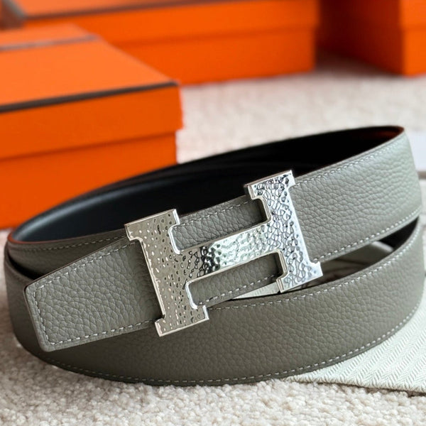Cintura con fibbia Guillochee in argento HM H da 32 mm, in pelle grigio-verde 187598