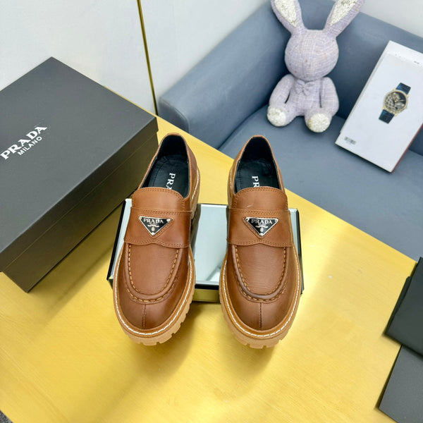 MOCASSINO CON LOGO TRIANGOLARE IN PELLE DI VITELLO COGNAC