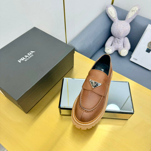 MOCASSINO CON LOGO TRIANGOLARE IN PELLE DI VITELLO COGNAC