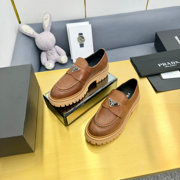MOCASSINO CON LOGO TRIANGOLARE IN PELLE DI VITELLO COGNAC