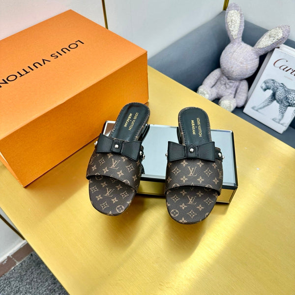 LV 25C LV x TM 6AM Flat Mule Black Bow Mocha Brown con Monogram Multicolore Leather 219951