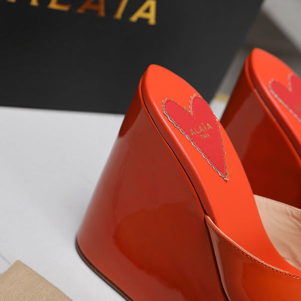 ZEPPA ALAIA CON PLATEAU IN PELLE DI AGNELLO ARANCIONE VIVO CON CUORE ROSSO