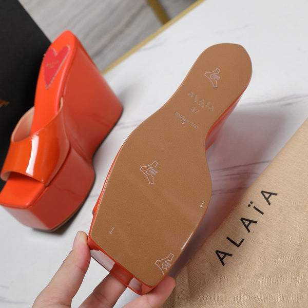 ZEPPA ALAIA CON PLATEAU IN PELLE DI AGNELLO ARANCIONE VIVO CON CUORE ROSSO