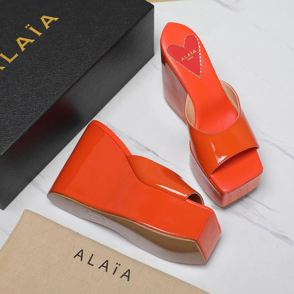 ZEPPA ALAIA CON PLATEAU IN PELLE DI AGNELLO ARANCIONE VIVO CON CUORE ROSSO