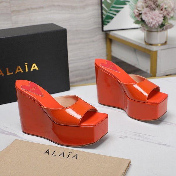 ZEPPA ALAIA CON PLATEAU IN PELLE DI AGNELLO ARANCIONE VIVO CON CUORE ROSSO