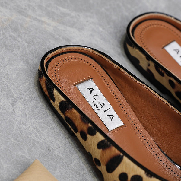 MULE PIATTA ALAIA IN PELLE DI AGNELLO LEOPARDATA